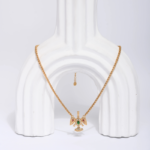 Collier Chaîne Tressée Dorée & Pendentif Papillon Rubis Émeraude