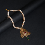 Collier Perles Nacrées & Grand Pendentif Filigrane Rubis Émeraude