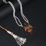 Collier Long Perles Blanches & Pendentif Oiseau Doré