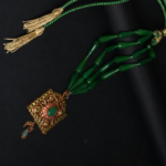 Collier Perles Émeraude Fuselées & Pendentif Filigrane Doré