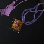Collier Perles Lilas & Pendentif Émaillé Doré