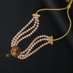 Collier Multi-Rangs Perles Nacrées & Médaillon Floral Rubis Émeraude