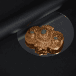 Broche Fibule Dorée Émeraudes & Cristaux