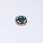 Broche Carrée Émeraude & Perles